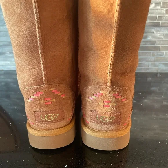 UGG Chesnut Boots - Picture 4 of 5